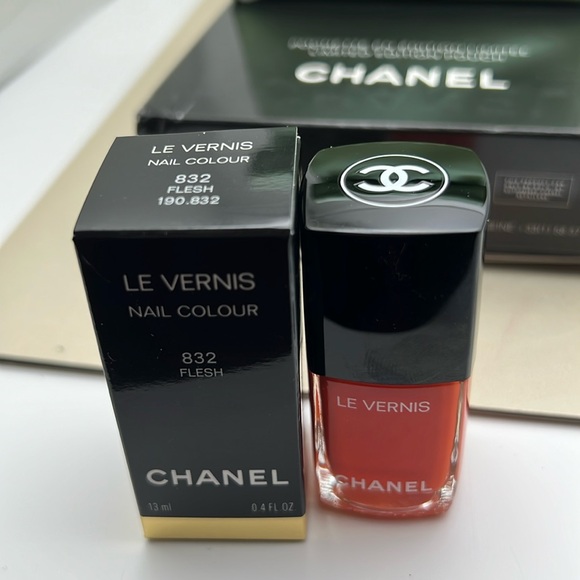 Chanel Makeup Lunch Pouch”The City Break” Iridescent Green Snap Closure & Polish - Picture 4 of 17
